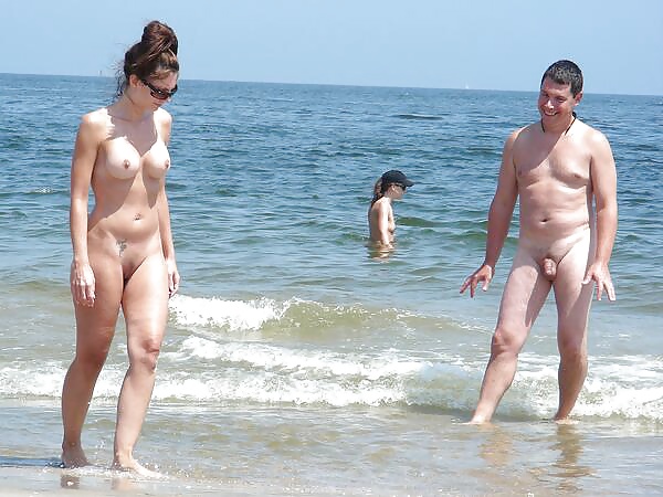 ヌードビーチのカップル
 #24672376