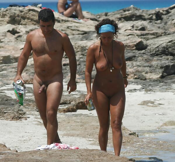 Parejas desnudas en la playa
 #24672428