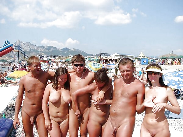 Parejas desnudas en la playa
 #24672470