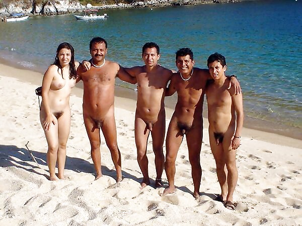 Parejas desnudas en la playa
 #24672486