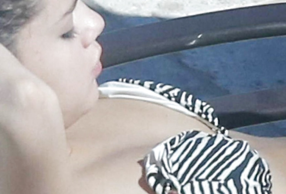 Selena Gomez - Le Plus Chaud Bikini-corps à Baiser #33994201
