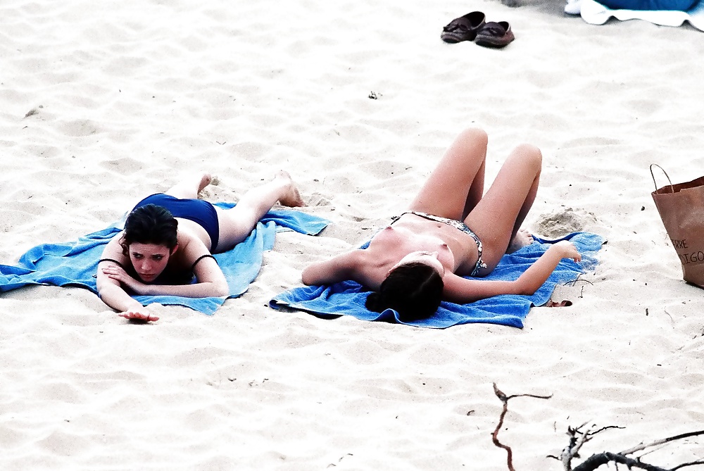 Natalie Portman - topless at the beach, January 2000 #26503254