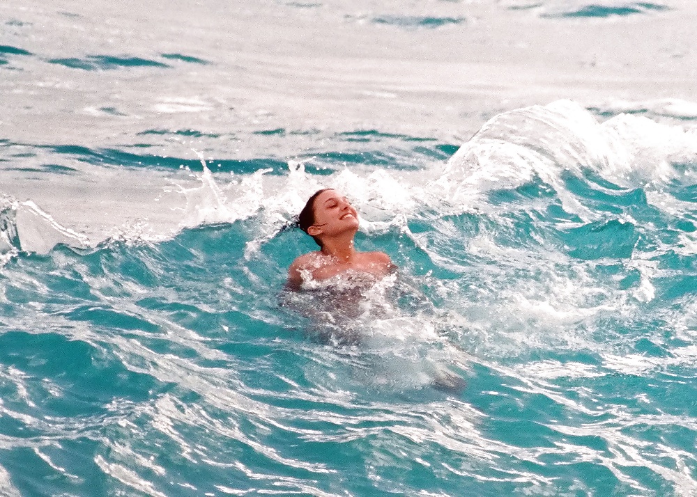 Natalie Portman - Oben Ohne Am Strand, Januar 2000 #26503483