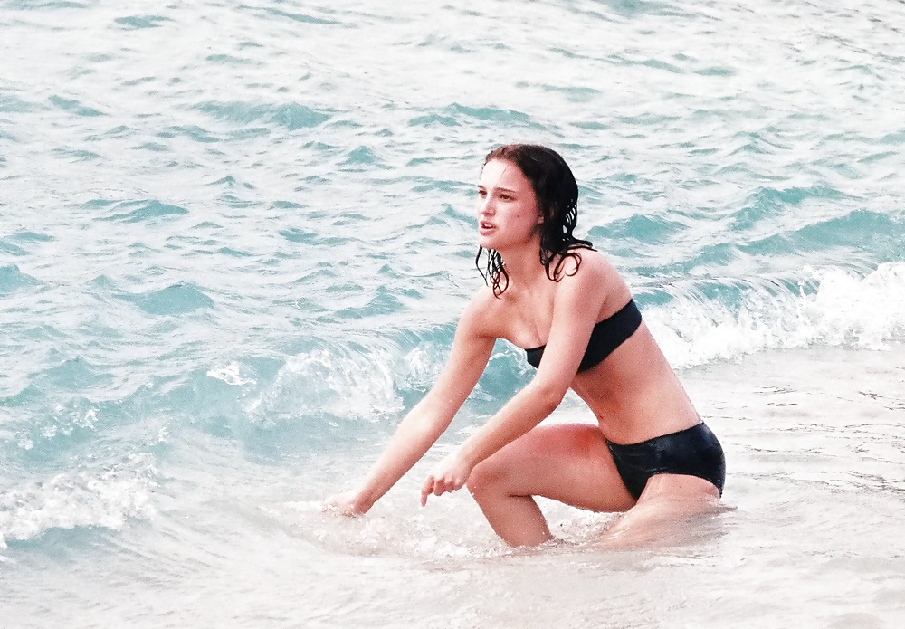 Natalie Portman - Topless à La Plage, Janvier 2000 #26503544