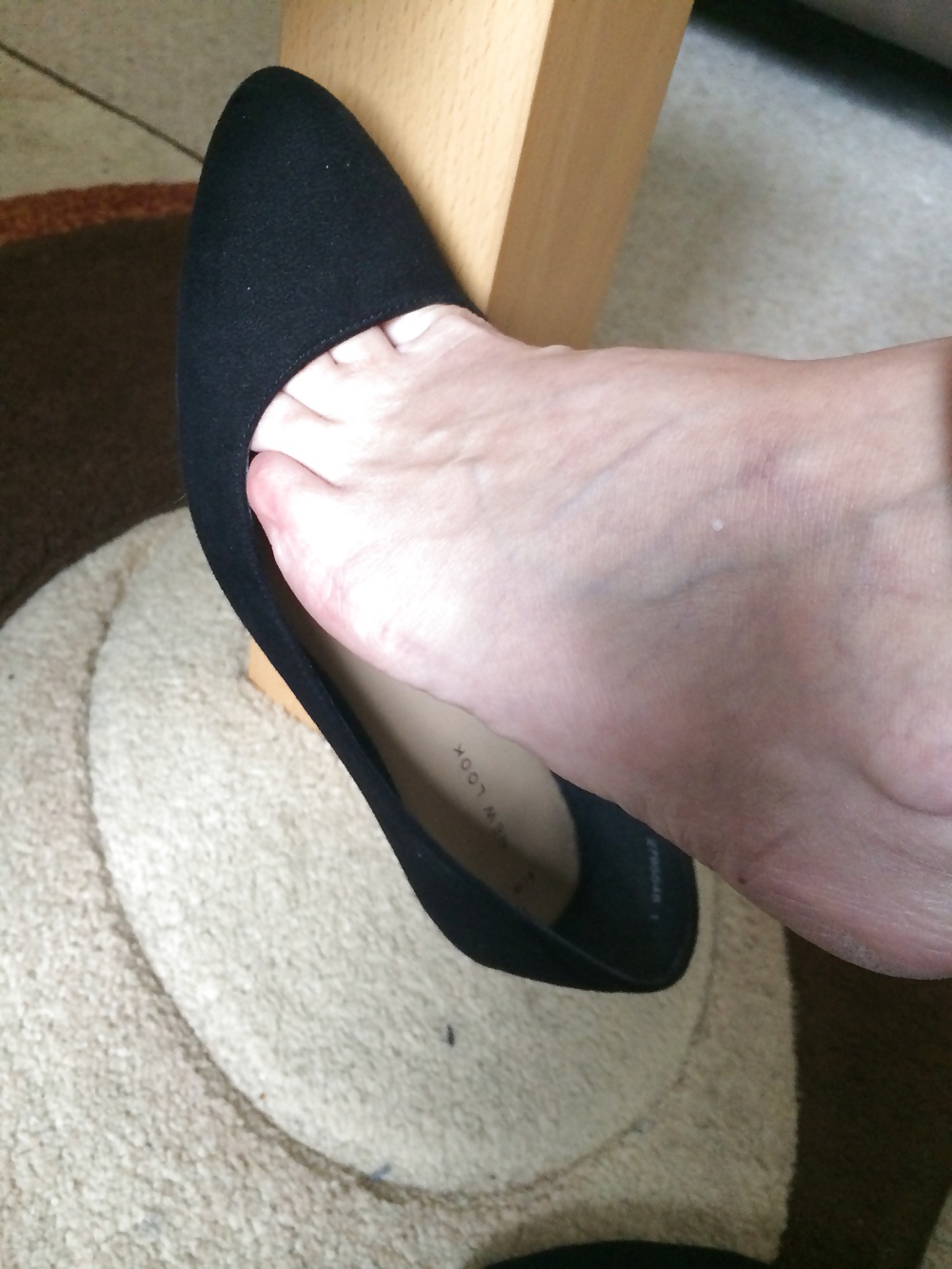 Zapato colgando dedo del pie escote
 #25719662
