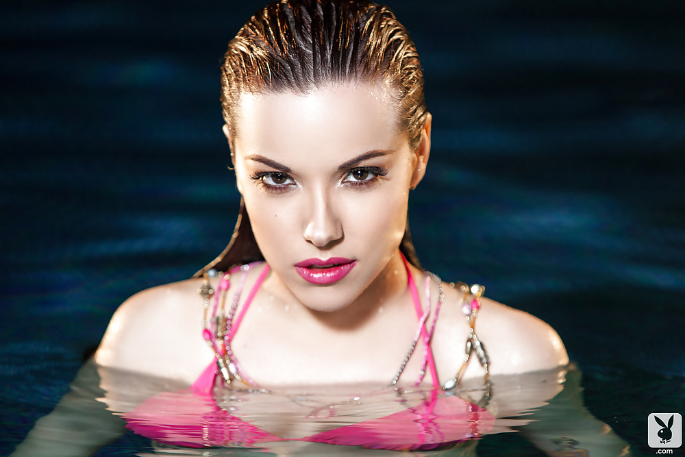 Tuffo in piscina - elizabeth marxs
 #27407079