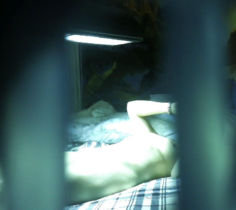 Mia moglie che si abbronza su cam nascosta nella nostra camera da letto
 #33820475