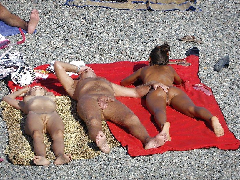 Mix sesso sulla spiaggia 58
 #40435263