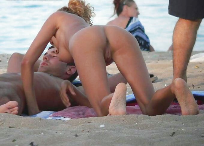 Mix sesso sulla spiaggia 58
 #40435527