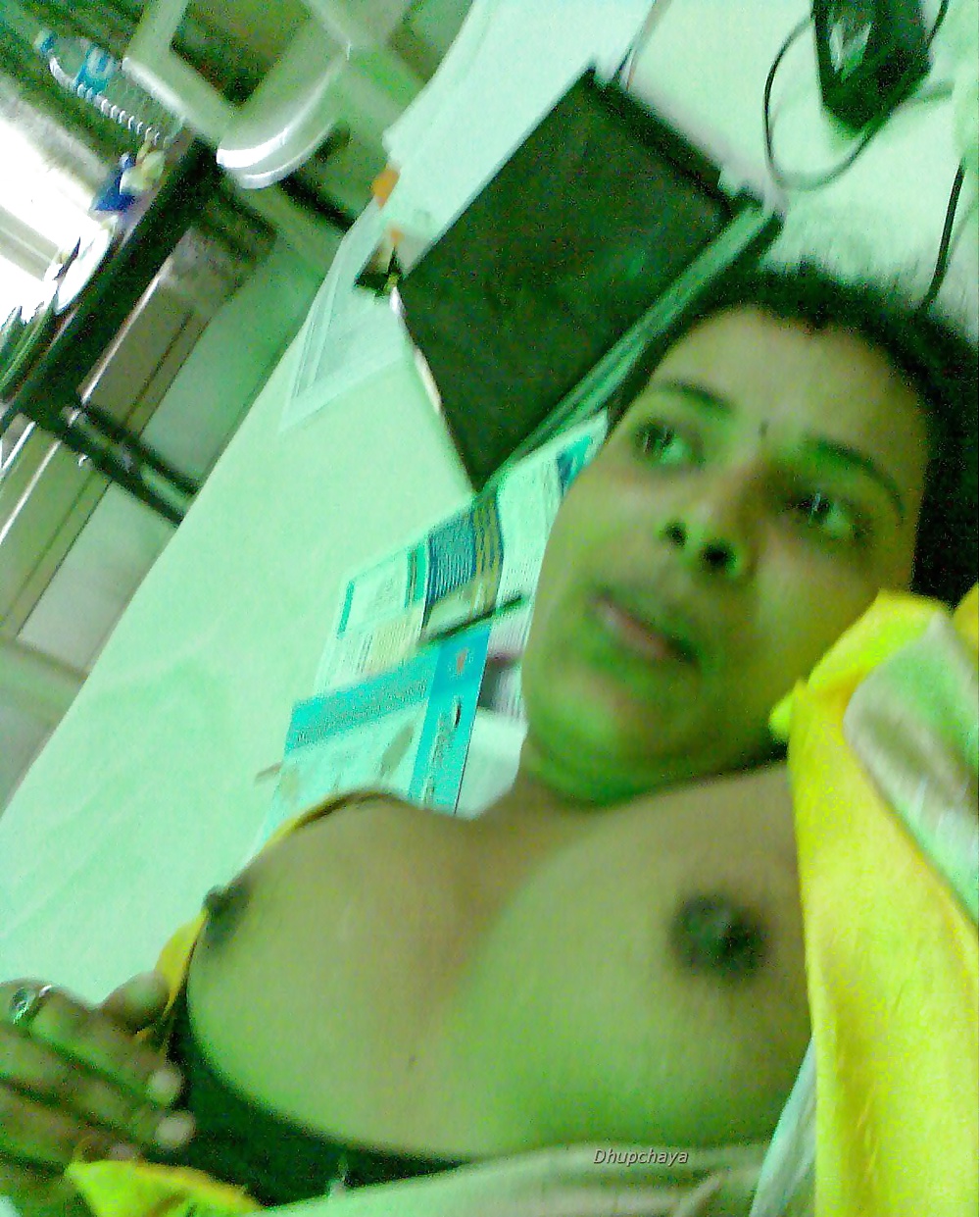 インド人女性が乳房を見せるためにサリーを持ち上げてアソコを露出させる
 #24407583