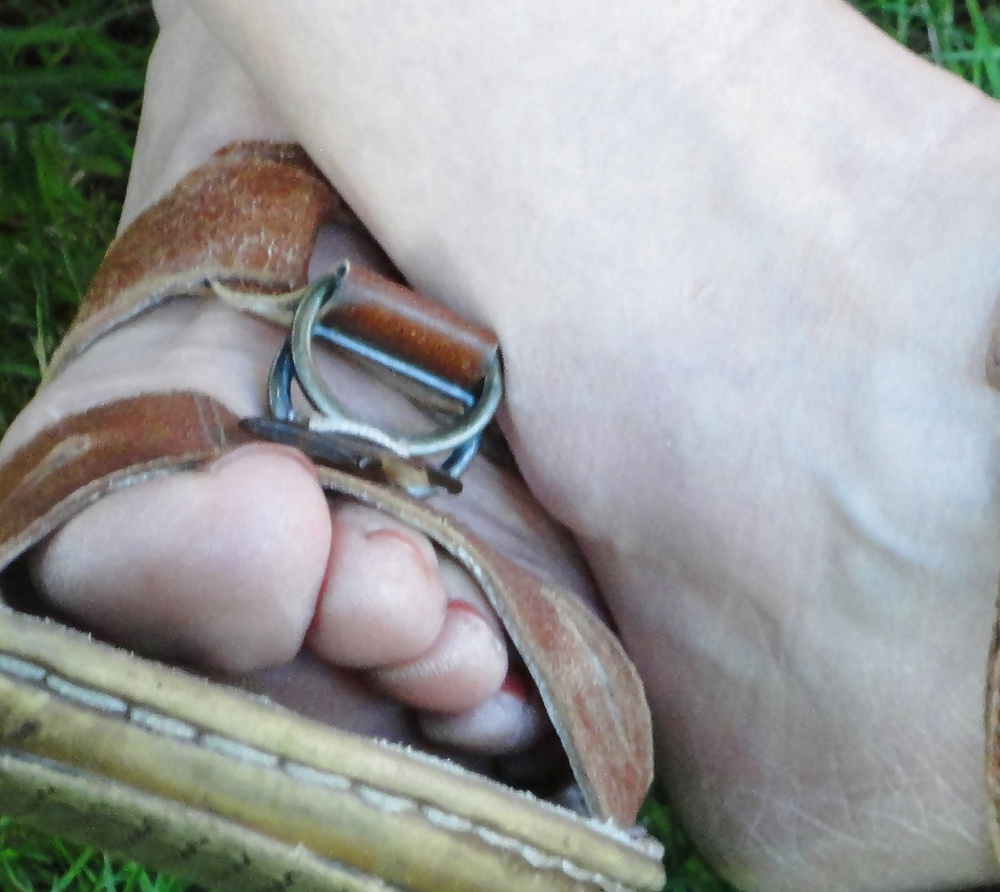Piedi e dita dei piedi nascosti di una milf (35 anni)
 #31346055