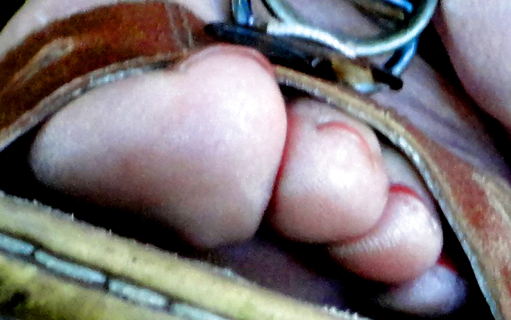 Piedi e dita dei piedi nascosti di una milf (35 anni)
 #31346058