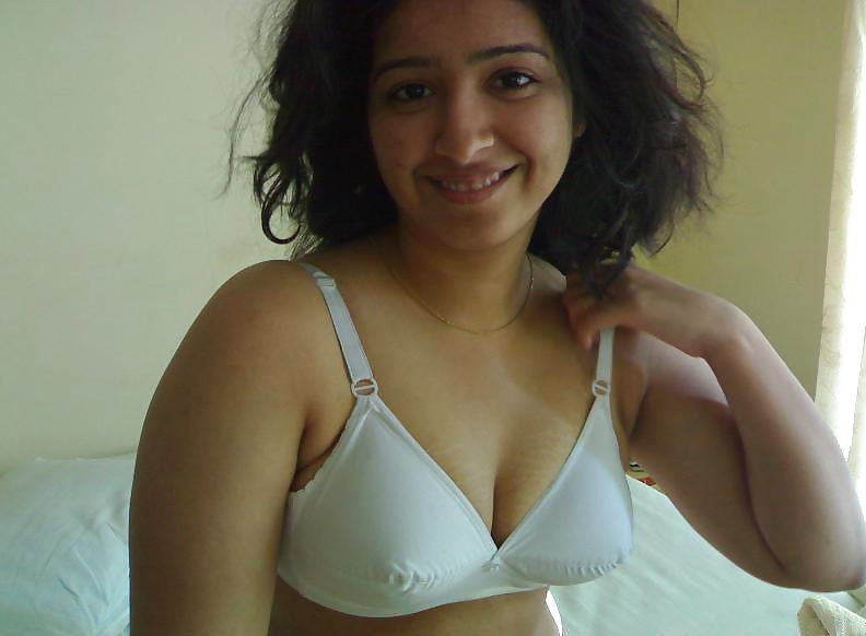 Jolie Fille Indienne Montrant Mamelons #39202596