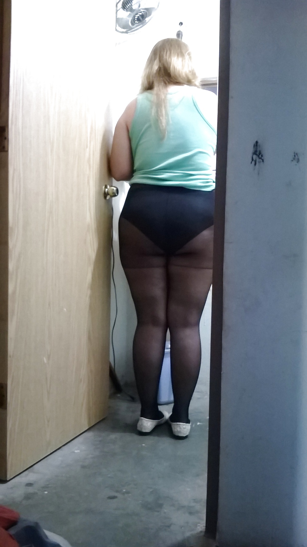 Esposa en medias negras 
 #27511293