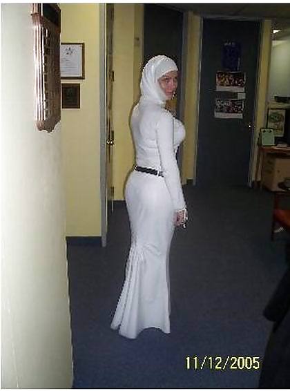 ヒジャブを着ていても、イスラム教徒の女性はチンポコです。
 #36665426