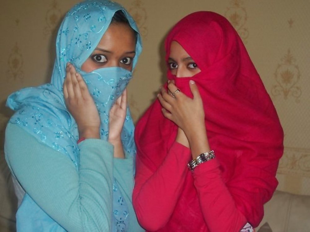 ヒジャブを着ていても、イスラム教徒の女性はチンポコです。
 #36665455