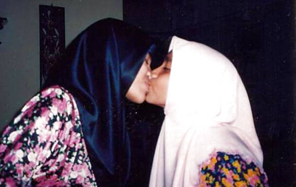 ヒジャブを着ていても、イスラム教徒の女性はチンポコです。
 #36665605