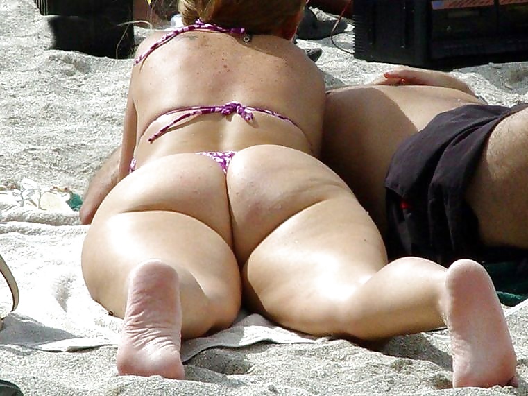 Bikini candido maturo - culo voyeur - stivale da spiaggia
 #40158406