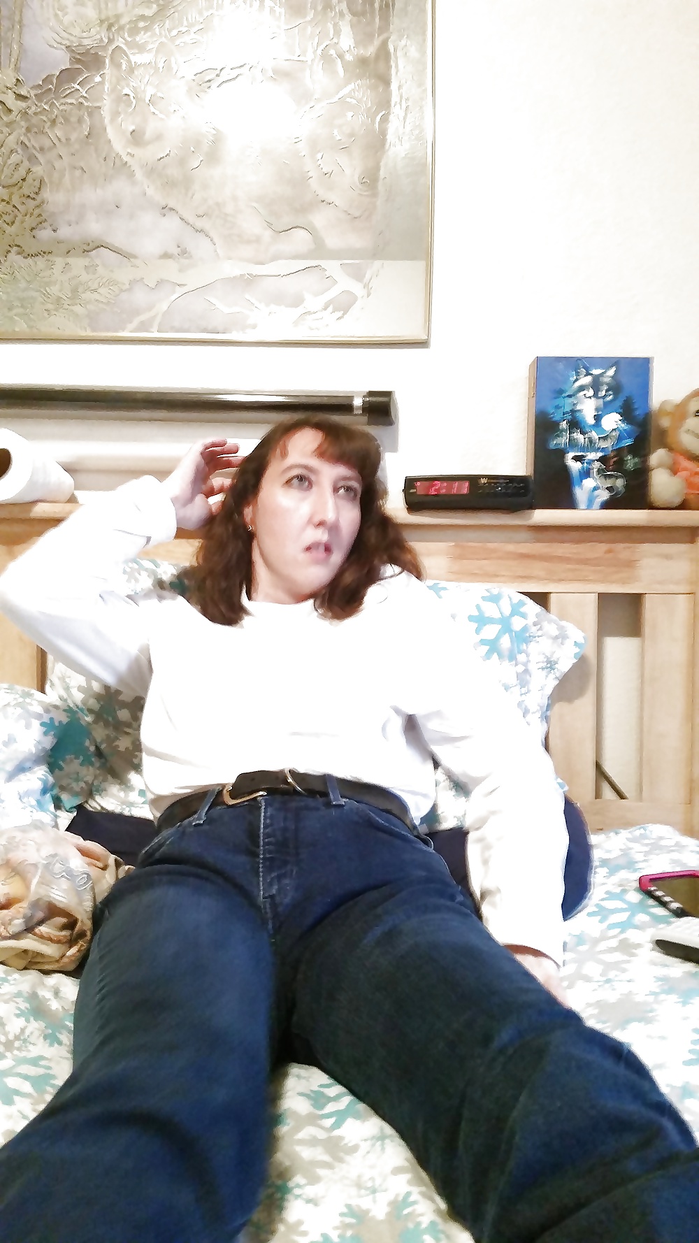 El montículo del coño de mi esposa se puede ver a través de los pantalones vaqueros.
 #40150500