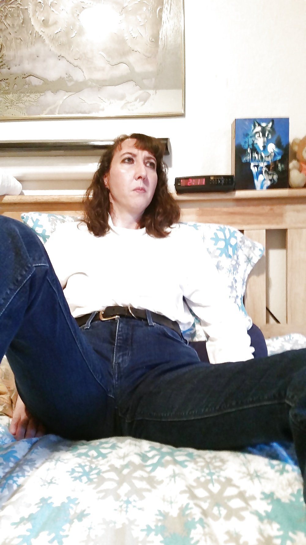 El montículo del coño de mi esposa se puede ver a través de los pantalones vaqueros.
 #40150512