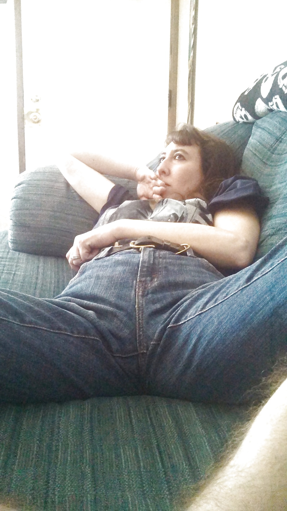 El montículo del coño de mi esposa se puede ver a través de los pantalones vaqueros.
 #40150528