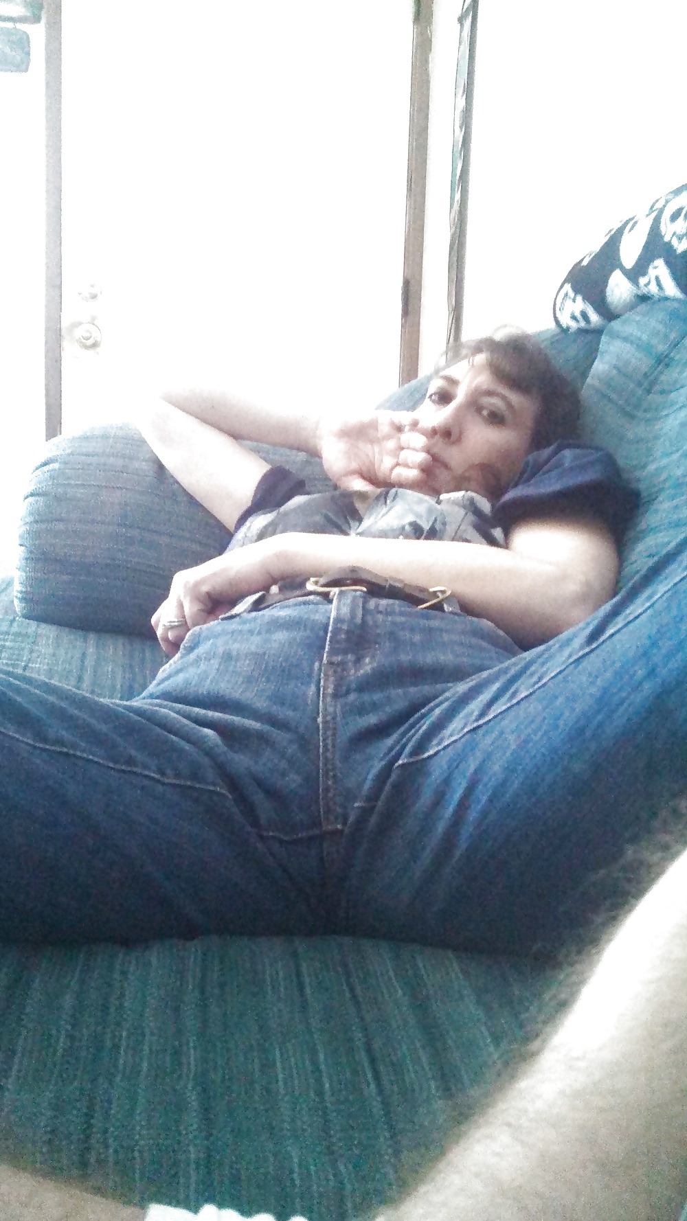 El montículo del coño de mi esposa se puede ver a través de los pantalones vaqueros.
 #40150540