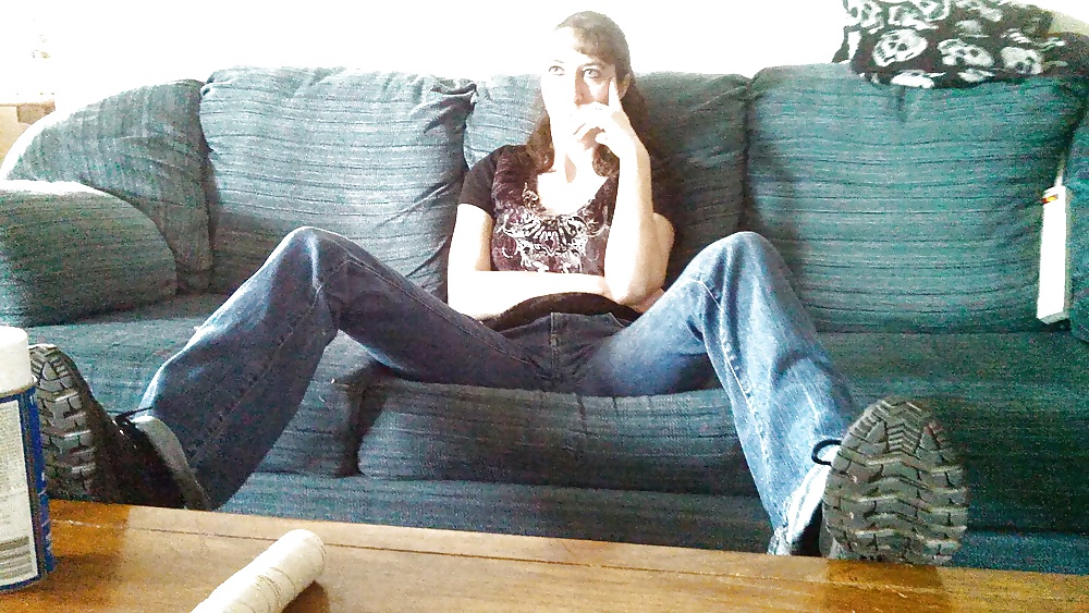 El montículo del coño de mi esposa se puede ver a través de los pantalones vaqueros.
 #40150555