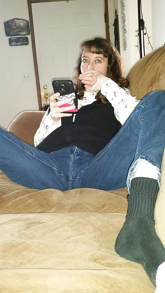 El montículo del coño de mi esposa se puede ver a través de los pantalones vaqueros.
 #40150562