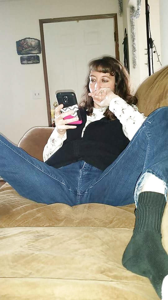 El montículo del coño de mi esposa se puede ver a través de los pantalones vaqueros.
 #40150571