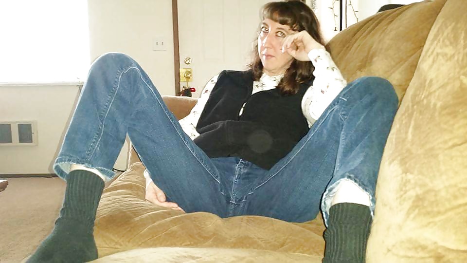 El montículo del coño de mi esposa se puede ver a través de los pantalones vaqueros.
 #40150590