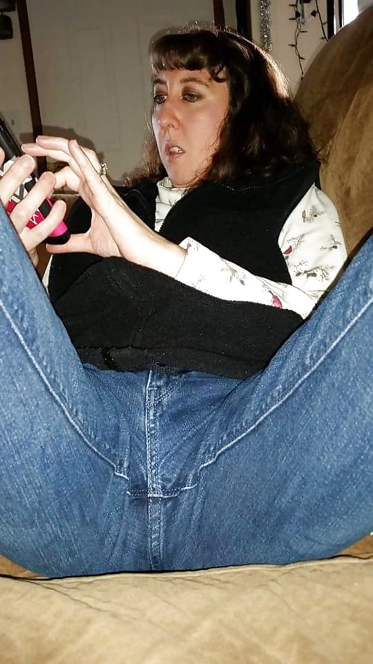 Il tumulo di figa di mia moglie che si vede attraverso i jeans.
 #40150602