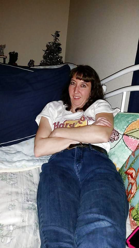 El montículo del coño de mi esposa se puede ver a través de los pantalones vaqueros.
 #40150632