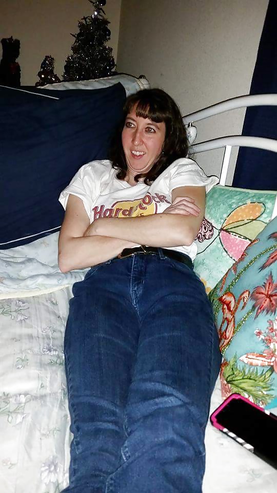 El montículo del coño de mi esposa se puede ver a través de los pantalones vaqueros.
 #40150646