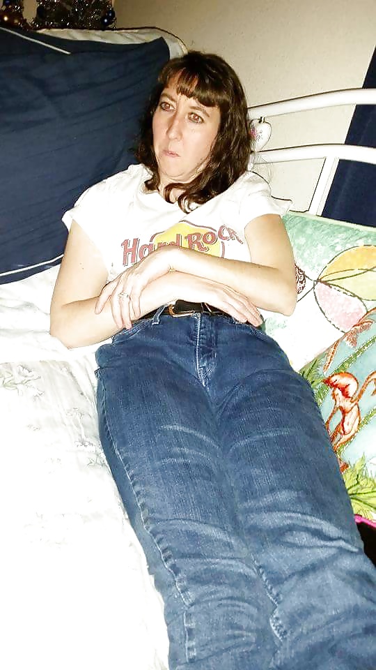 El montículo del coño de mi esposa se puede ver a través de los pantalones vaqueros.
 #40150652