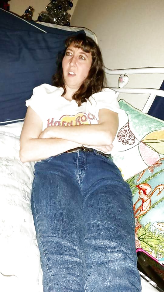 El montículo del coño de mi esposa se puede ver a través de los pantalones vaqueros.
 #40150661