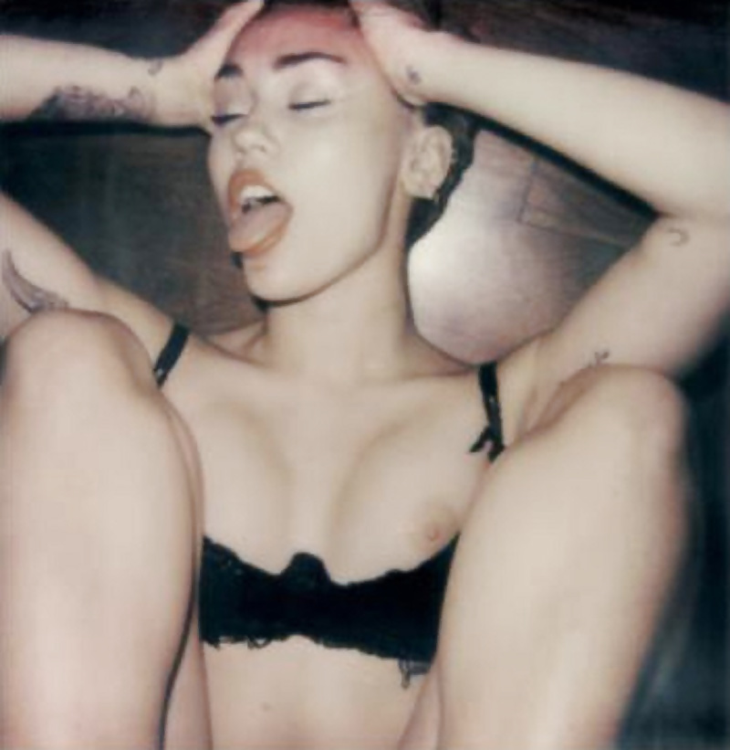 Miley Cyrus Nue Pour Le Magazine De V #40816953