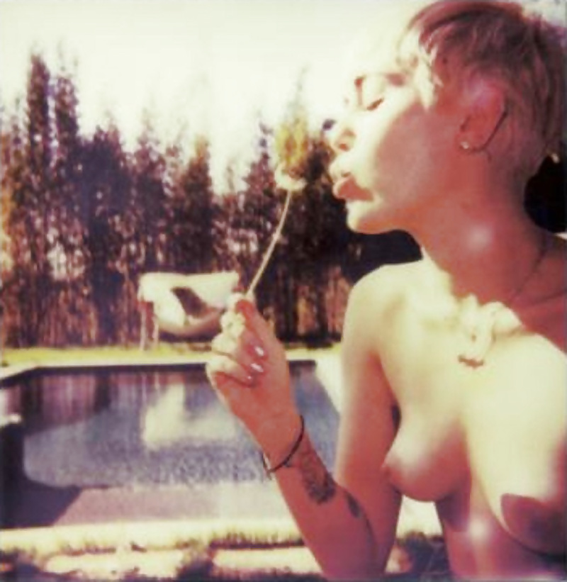 Miley Cyrus Nue Pour Le Magazine De V #40816961