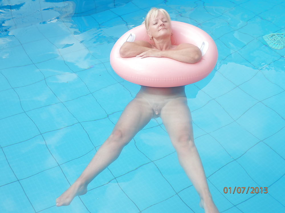 Sie Liebt Es Am Strand Und Am Pool Zu Blinken ... #32393286