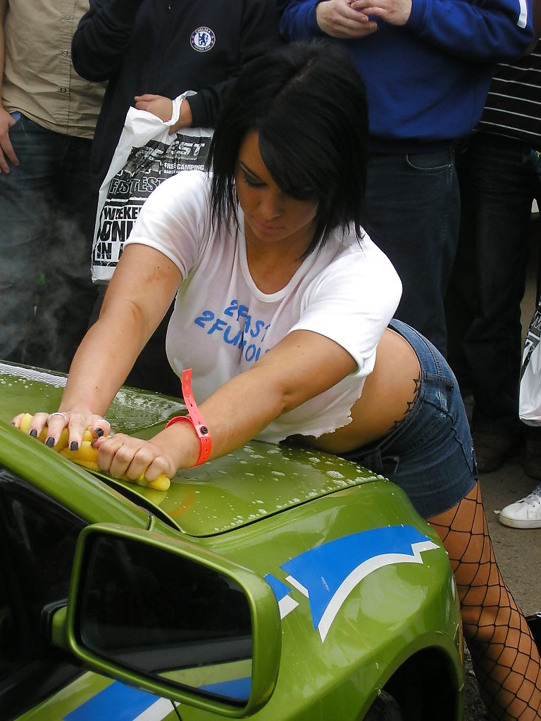 Dos chicas con camisetas mojadas lavando un coche
 #35614822