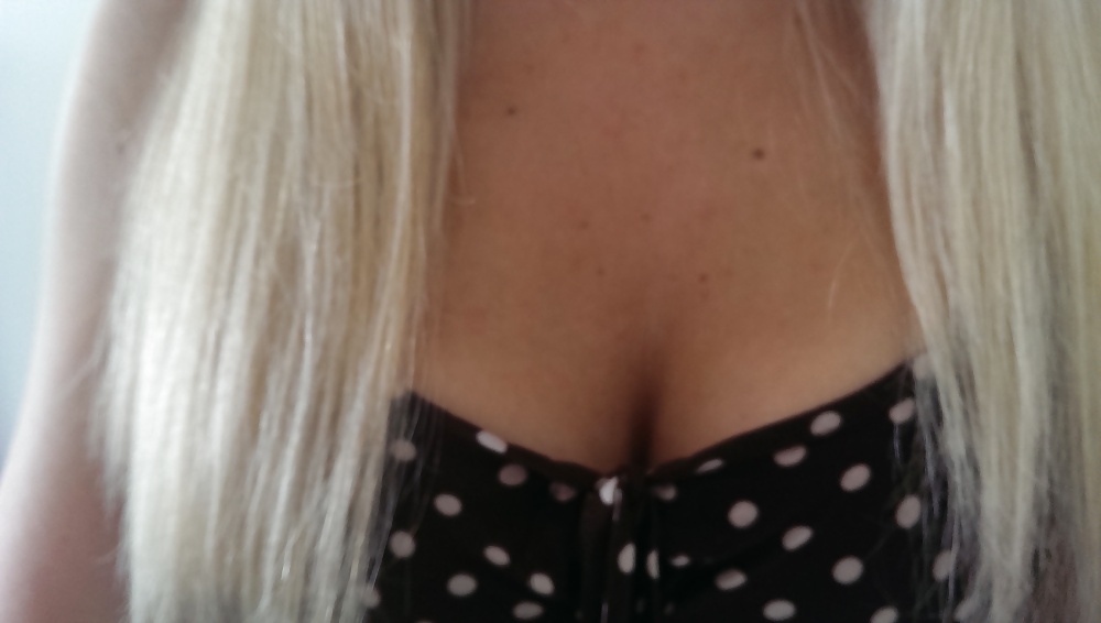 Blonde Milf Bunty's cleavage peeks and flashes #29553108