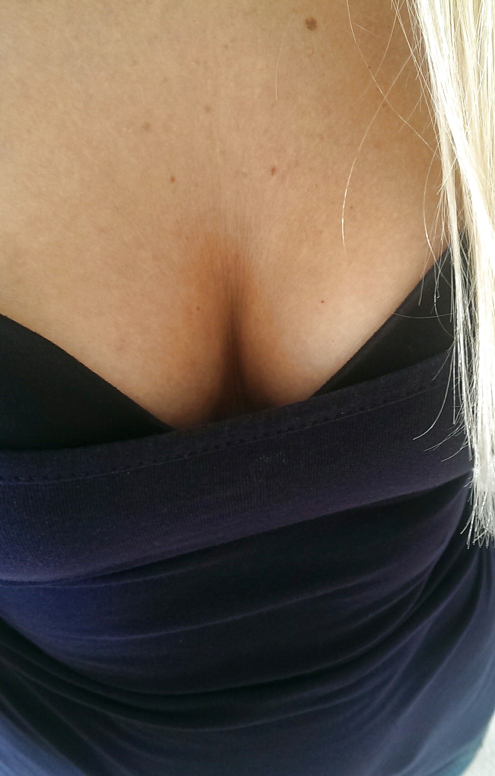 Blonde Milf Bunty's cleavage peeks and flashes #29553132