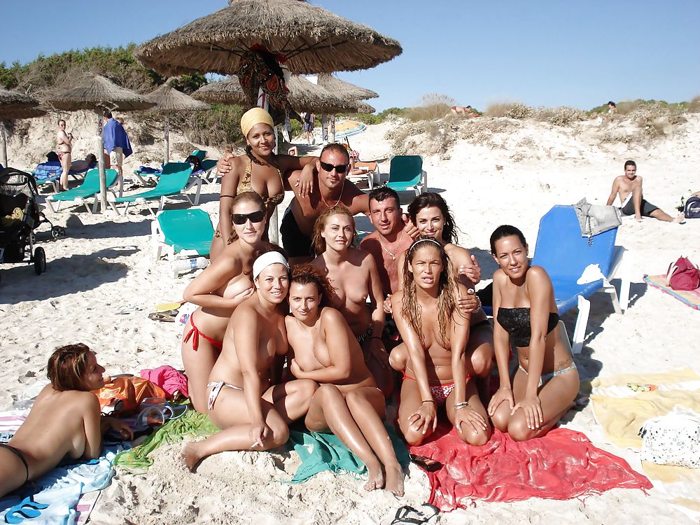 Grupos de personas desnudas en la playa - vol. 1
 #37300176