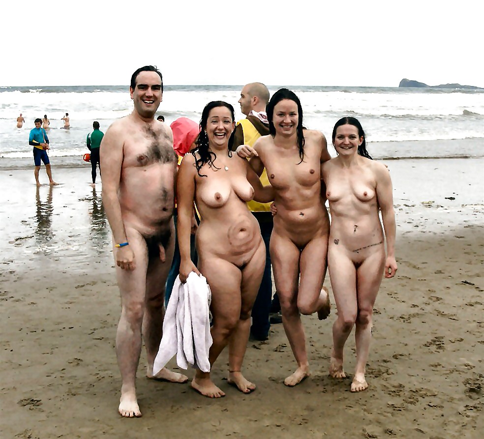 Grupos de personas desnudas en la playa - vol. 1
 #37300225