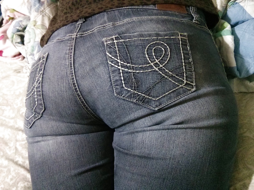 Large Ass Femme Mexicaine Avec Des Jeans Serrés VPL #40380317