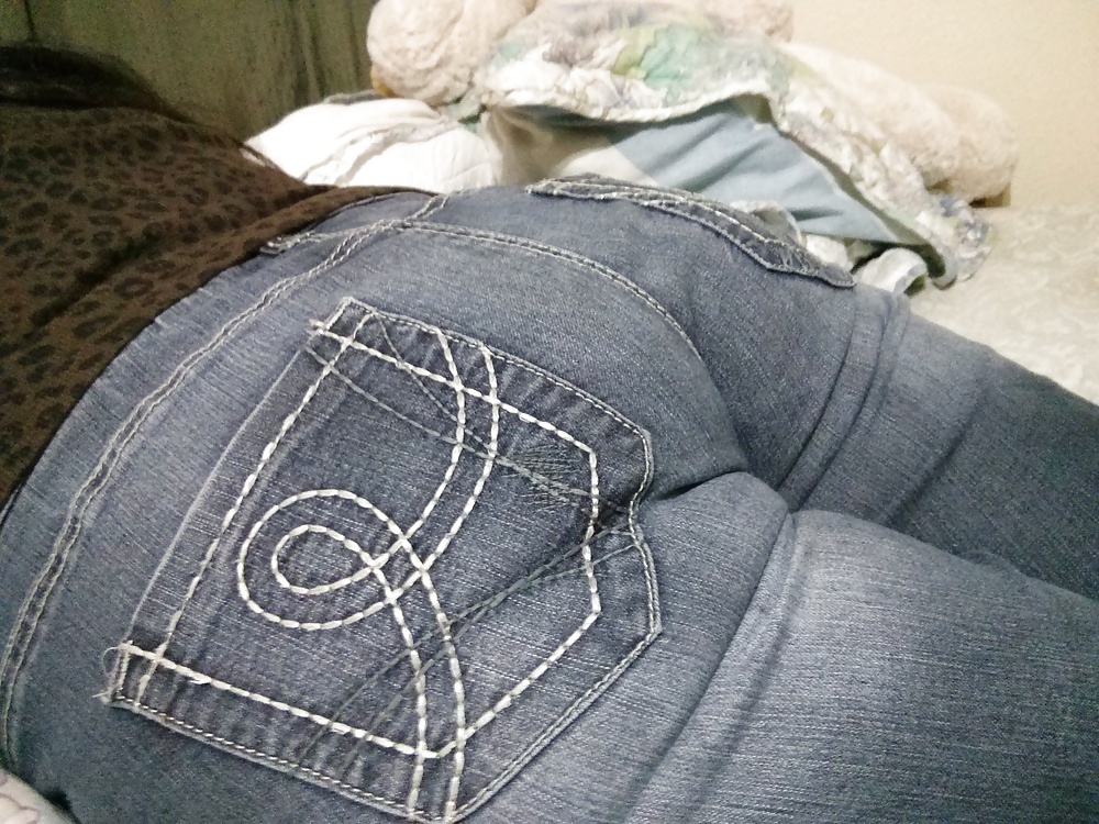 Large Ass Femme Mexicaine Avec Des Jeans Serrés VPL #40380326