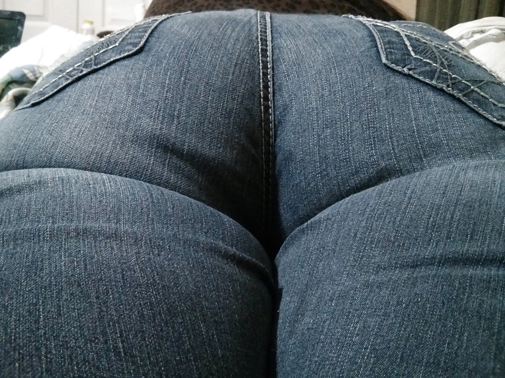 Large Ass Femme Mexicaine Avec Des Jeans Serrés VPL #40380362