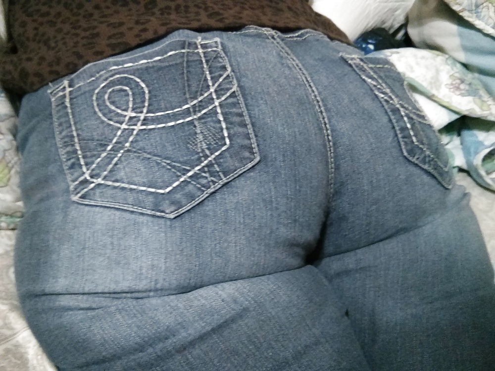 Large Ass Femme Mexicaine Avec Des Jeans Serrés VPL #40380370