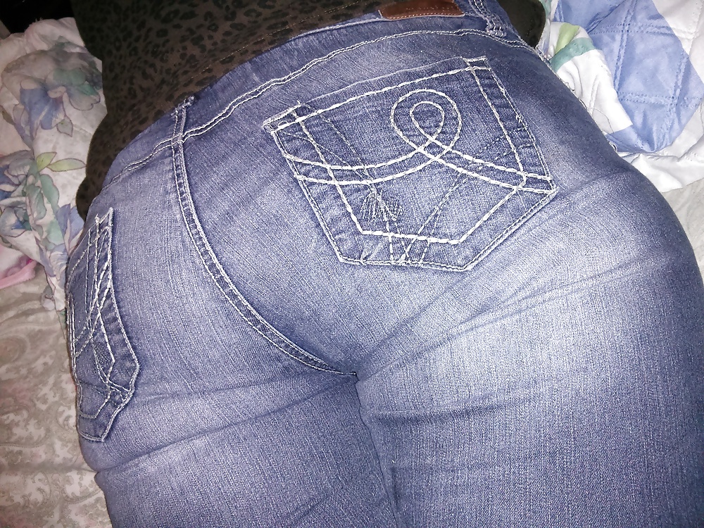 Large Ass Femme Mexicaine Avec Des Jeans Serrés VPL #40380393