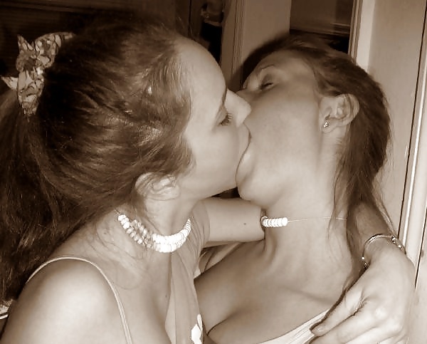 Pareja de lesbianas kim y sarah en el dormitorio
 #37964018