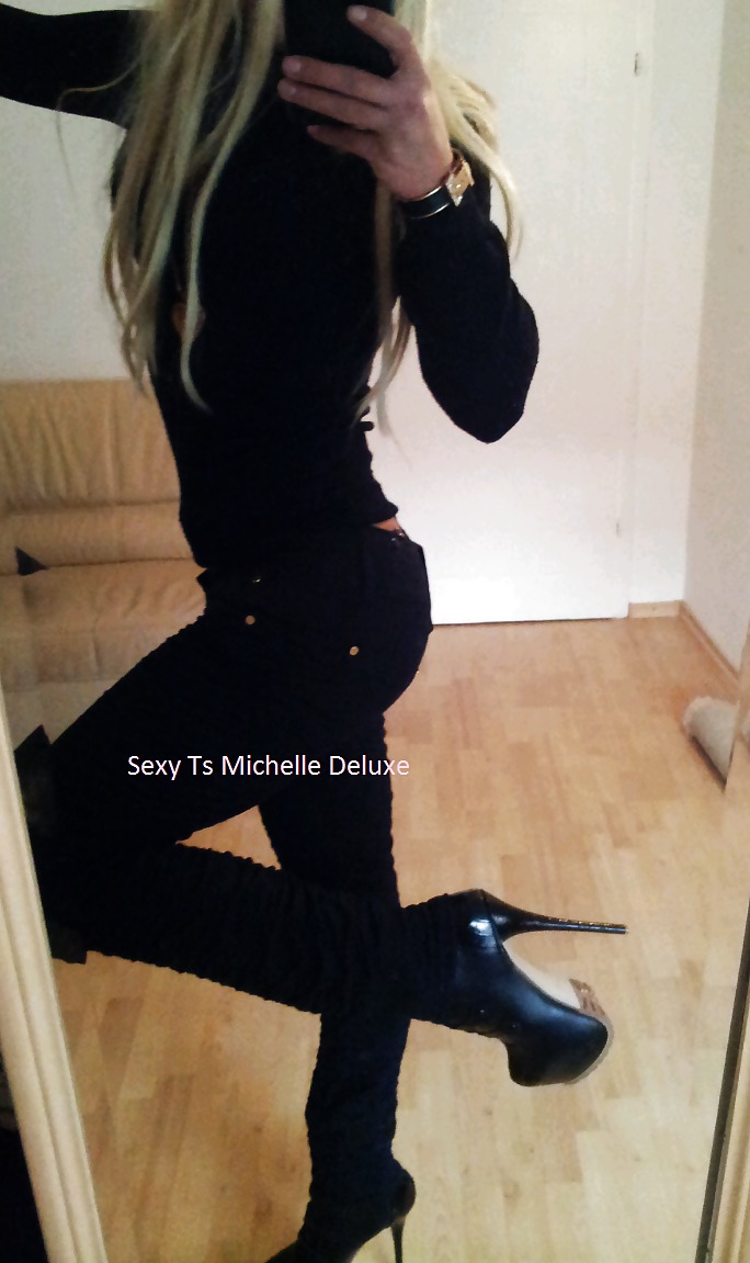Rubia en mini vestido negro michelle deluxe
 #24458791